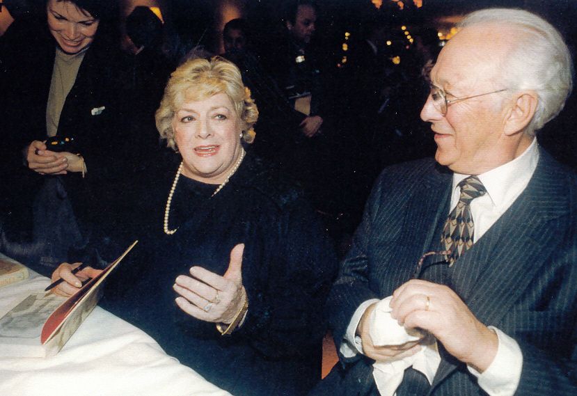 Dante cleaning glasses